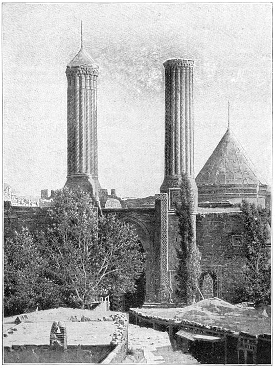 De tchift&eacute;-minarets te Erzeroem met den koepel van de Imarett Cumbett.