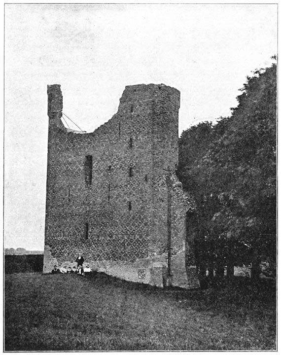 Ru&iuml;ne van den rechterhoektoren van het oude kasteel te-Merwe.
