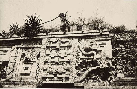 Palais Des Nonnes, &agrave; Uxmal; detail de la fa&ccedil;ade de la couleuvre.