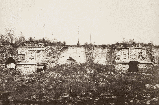 Palais Des Nonnes, &agrave; Uxmal; fa&ccedil;ade de la couleuvre.