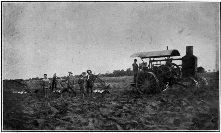 TRACTEURS LABOURANT LES TERRES VIERGES DE LA COLONIE
«NUEVA VALENCIA»