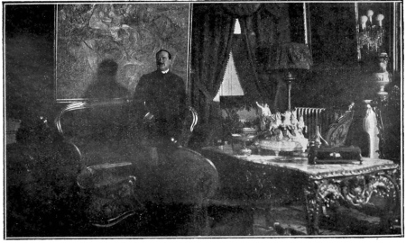 BLASCO IBÁÑEZ DANS SON SALON DE NICE

D’après une photographie publiée en 1921 dans un organe anglais de la
Côte d’Azur